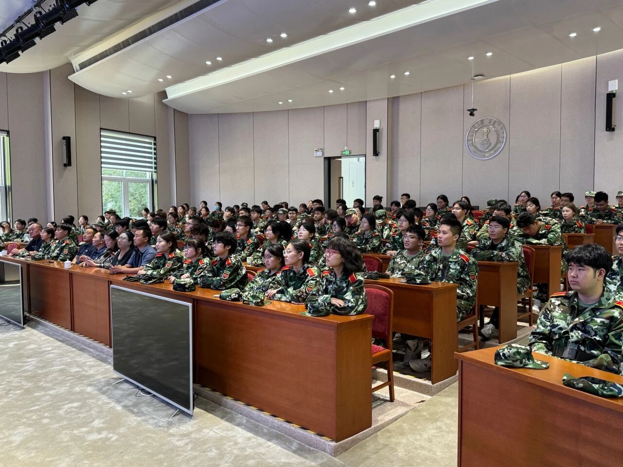 我院师生观看纪念中国人民抗日战争暨世界反法西斯战争胜利80周年阅兵仪式